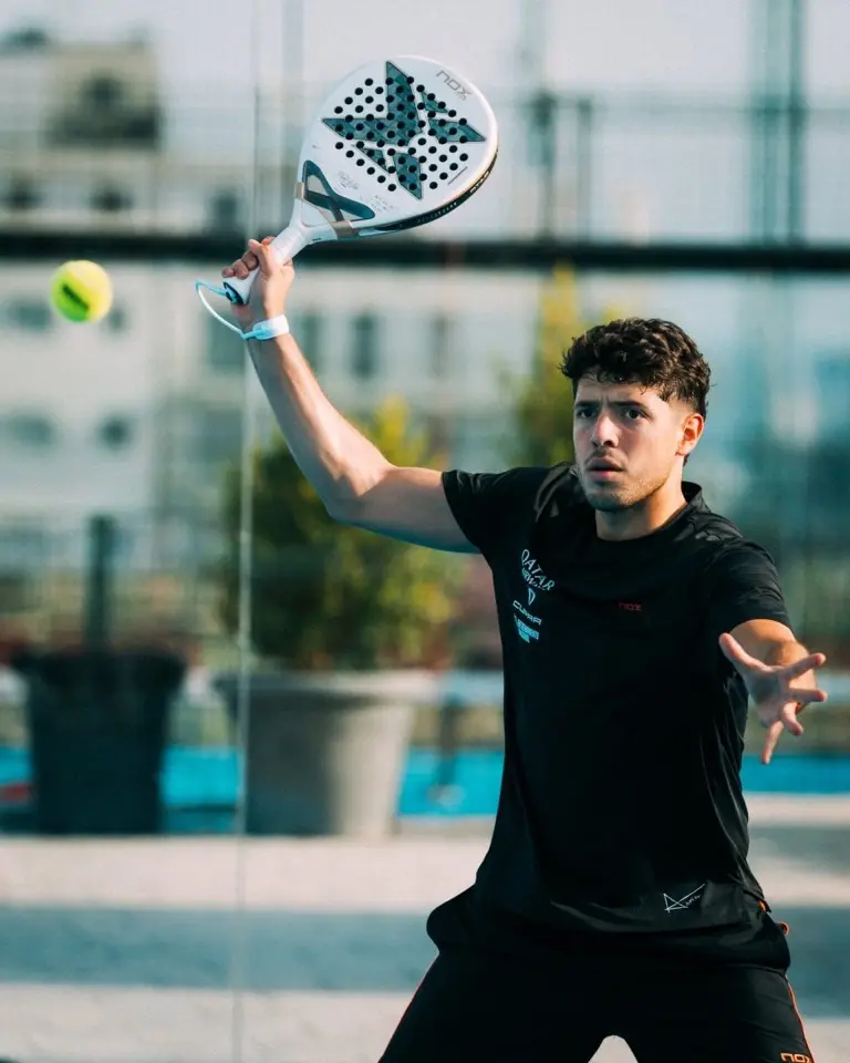 Agustín Tapia pregătește o lovitură cu racheta NOX AT10